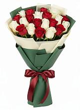 Букет Микс из красных и белых роз в Елизаветинском