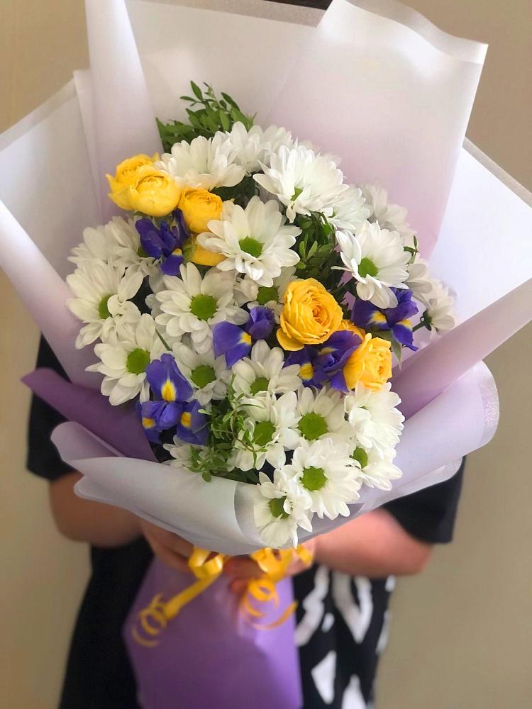 Букет цветов из: Ирисы, Хризантемы и Розы в Елизаветинском