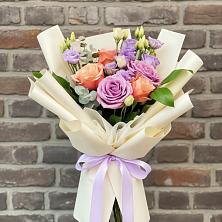 Букет цветов из:  Лизиантусы и Розы в Елизаветинском