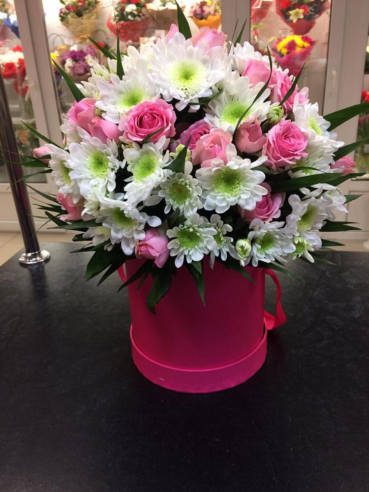 Цветочная композиция из Розы и Хризантемы в шляпной коробке в Елизаветинском