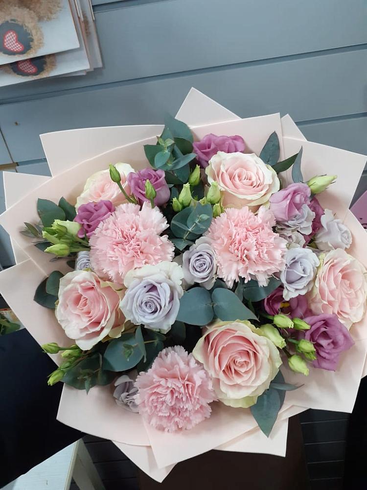 Букет цветов из: Розы, Гвоздики и Лизиантусы в Елизаветинском