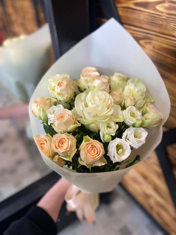 Букет цветов из: Розы и Лизиантусы в Елизаветинском