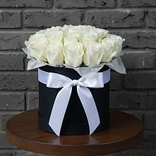 Цветочная композиция из Розы в шляпной коробке в Елизаветинском